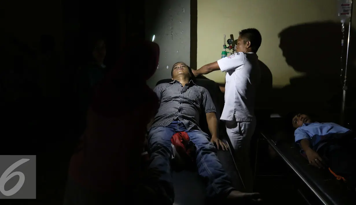 Seorang suster tengah mengecek kondisi pasien korban gempa bumi di RSUD Pidie Jaya, Aceh, Kamis (8/12). Meskipun wilayah tersebut dilanda pemadaman listrik namun pihak RSUD tetap melakukan penanganan untuk para korban bencana.(Liputan6.com/Angga Yuniar)