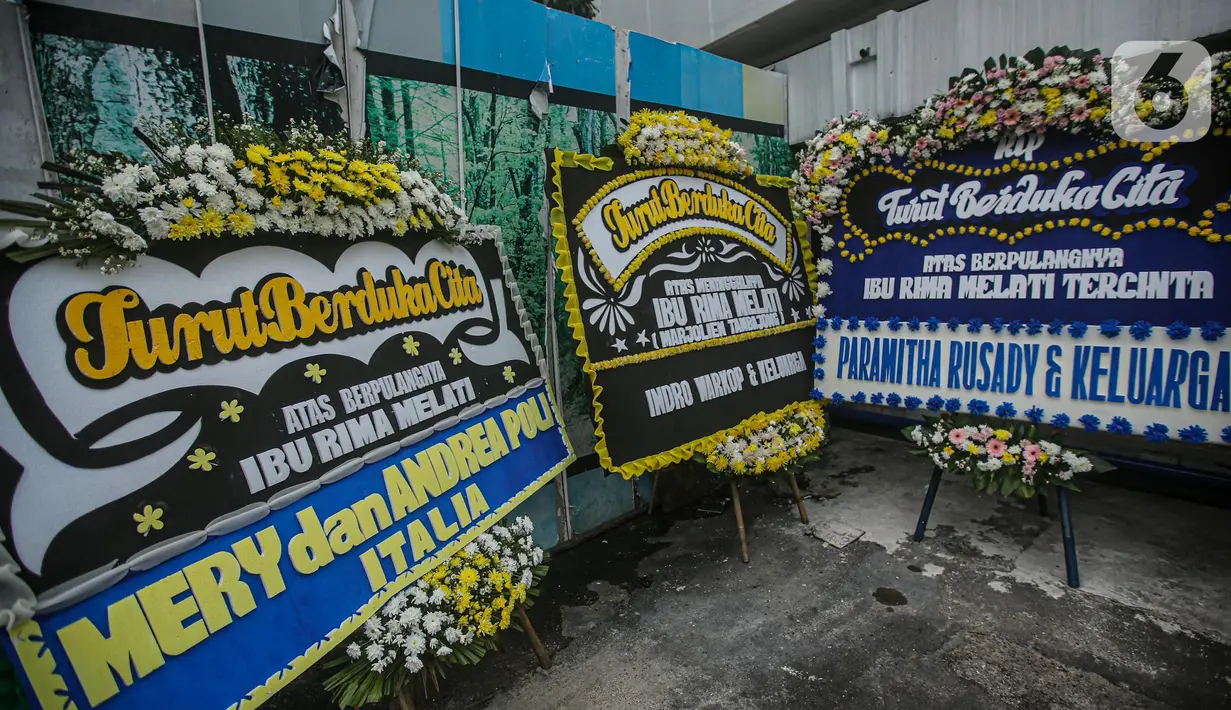Karangan bunga dari artis hingga politisi terpampang di rumah duka Rima Melati RSPAD, Jakarta, Jumat (24/6/2022). Aktris senior, Rima Melati menghembuskan nafas terakhirnya di umurnya yang ke 82. Sebelumnya istri mendiang Frans Tumbuan itu sempat dirawat hampir 2 minggu di RSPAD Gatot Subroto. (Liputan6.com/Faizal Fanani)