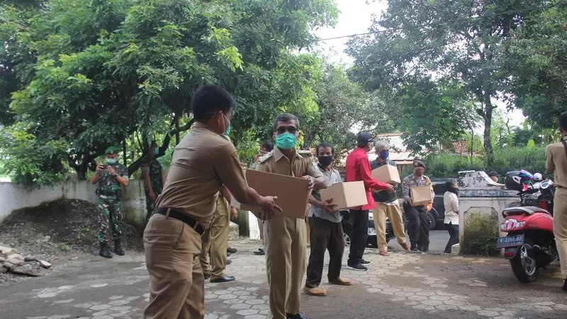 Pemkab Purbalingga mengirimkan bantuan sembako untuk dua dusun yang lockdown. (Foto: Liputan6.com/Humas Pemkab Purbalingga)