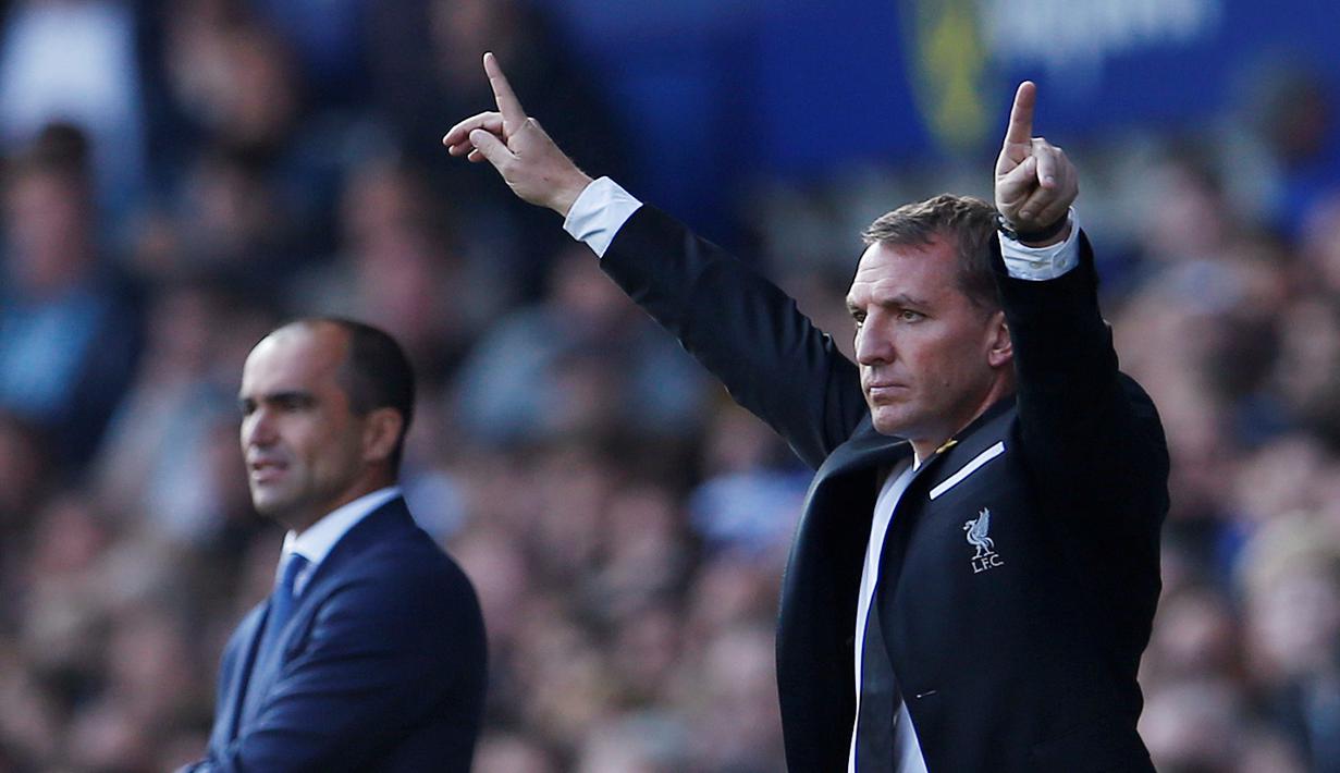 Pelatih Everton Roberto Martinez dan pelatih Liverpool Brendan Rodgers serius mengamati aksi anak asuhnya dalam lanjutan Liga Premier Inggris di Goodison Park, Minggu (04/10/2015). Liverpool dan Everton imbang 1-1. ( Reuters / Lee Smith)