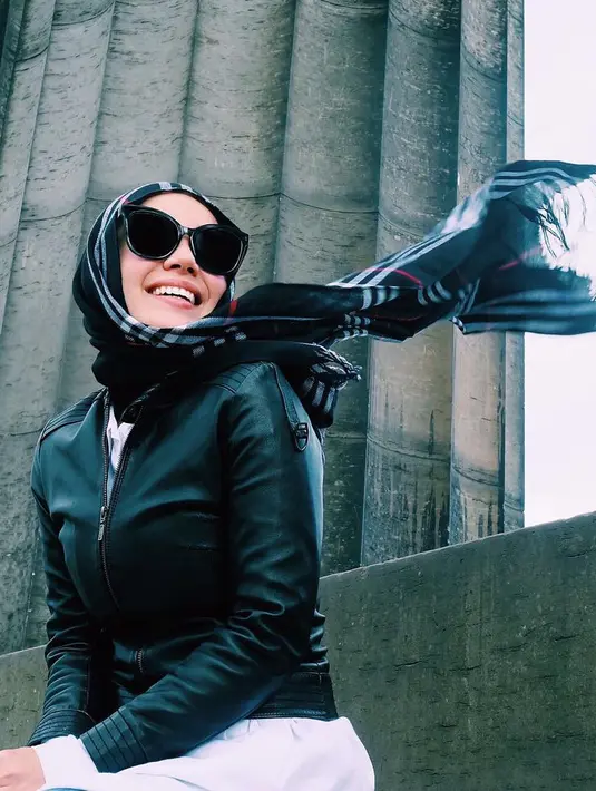 Ia pun menambahkan bahwa perkembangan industri film saat ini dengan tema yang beragam membuat wanita berhijab miliki tempat yang khusus. (instagram/dewisandra)
