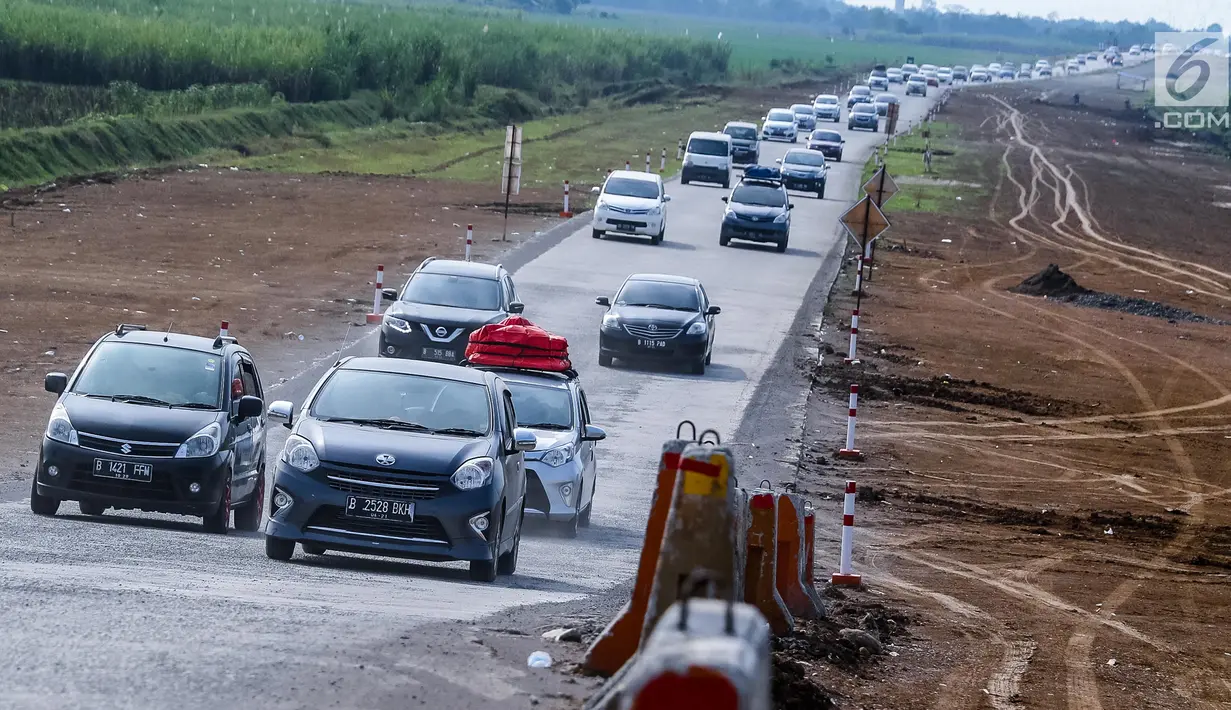 Kendaraan pemudik memadati ruas tol fungsional (tol darurat) Brebes Timur-Pemalang di Tegal, Jawa Tengah, Jumat (30/6). Pada arus balik H+5 kendaraan yang melintas di tol fungsional melonjak lebih dari 1.063. (Liputan6.com/Faizal Fanani)