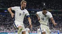 Selebrasi striker Timnas Inggris, Harry Kane (kiri) bersama rekannya, Jude Bellingham setelah mencetak gol kedua timnya ke gawang Timnas Slovakia pada laga babak 16 besar Euro 2024 di Arena AufSchalke, Gelsenkirchen, Jerman, Minggu (30/6/2024). (AP Photo/Thanassis Stavrakis)