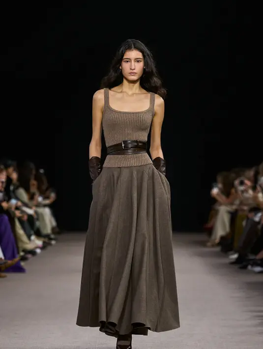 Max Mara menampilkan koleksi yang merangkum semangat perempuan modern yang berani dan mandiri, tanpa kehilangan sisi lembut dan romantisnya. Dengan memadukan elemen klasik dan gaya kontemporer, koleksi ini tidak hanya menjadi pernyataan mode tetapi juga refleksi dari jiwa yang bebas dan tak terbatas. [Dok/MaxMara].