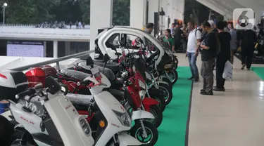 Deretan motor modifikasi dipamerkan dalam IIMS Motobike Expo 2019 di Istora Senayan, Jakarta, Jumat (29/11/2019). IIMS Motobike Expo 2019 diikuti belasan merek sepeda motor dan sejumlah bengkel modifikasi. (Liputan6.com/Faizal Fanani)