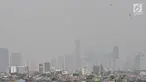 Pemandangan gedung-gedung pencakar langit dan permukiman warga saat tertutup polusi udara di Jakarta, Minggu (8/9/2019). Provinsi DKI Jakarta meraih peringkat ketiga dari 89 kota besar di dunia sebagai kota berkualitas udara terburuk berdasarkan parameter AirVisual. (merdeka.com/Iqbal S. Nugroho)