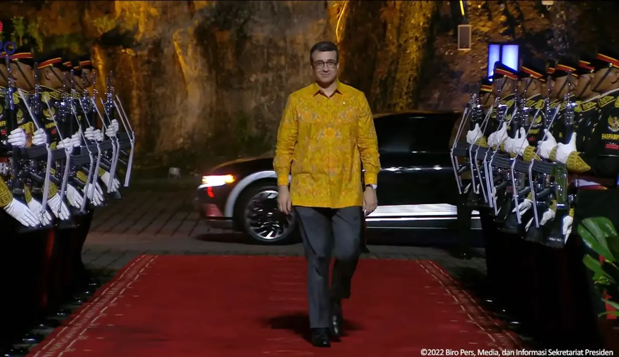 Kain tenun ikat merupakan kain khas Bali yang mencerminkan keindahan alam, flora, dan fauna Bali serta sarat dengan nilai seni dan filosofi.