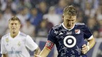Pemain MLS All-Star, Bastian Schweinsteiger, mengontrol bola saat pertandingan melawan Real Madrid pada laga persahabatan di Soldier Field, Chicago, Kamis (3/8/2017). Real Madrid menang 4-2 atas MLS All-Star melalui adu penalti. (AP/Nam Y. Huh)
