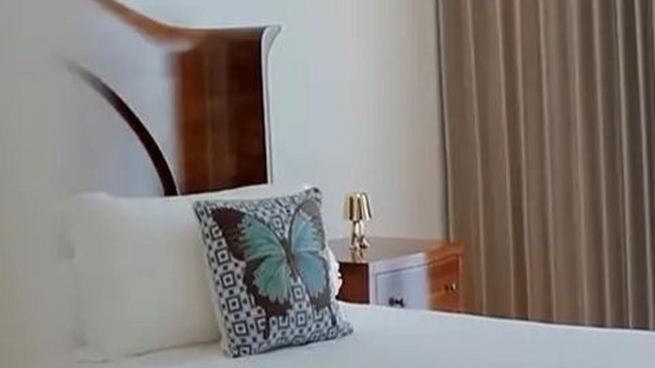 Tur berlanjut ke kamar tamu yang mewah dengan nuansa mate classic, kasur empuk, dan ornamen minimalis.