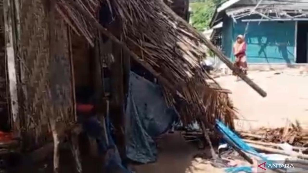 Gelombang Tinggi Banggai Laut Hantam Pesisir, Belasan Rumah Warga Rusak Parah