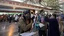 Seorang pemuda disuntik dosis pertama vaksin AstraZeneca di Mexico City saat Meksiko menghadapi gelombang ketiga COVID-19, Selasa (10/8/2021). Hampir seperempat dari negara Meksiko berada dalam kondisi siaga merah karena infeksi Covid-19 naik ke level tertinggi yang pernah ada (ALFREDO ESTRELLA/AFP)