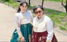 Potret Kedekatan Puput Nastiti dengan Ibu Mertua Yang Sudah Berusia 78 Tahun Saat Asyik Jalan-Jalan ke Korea