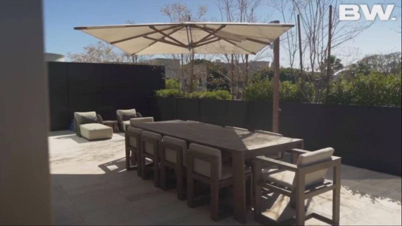<b>Bagian Outdoor</b>