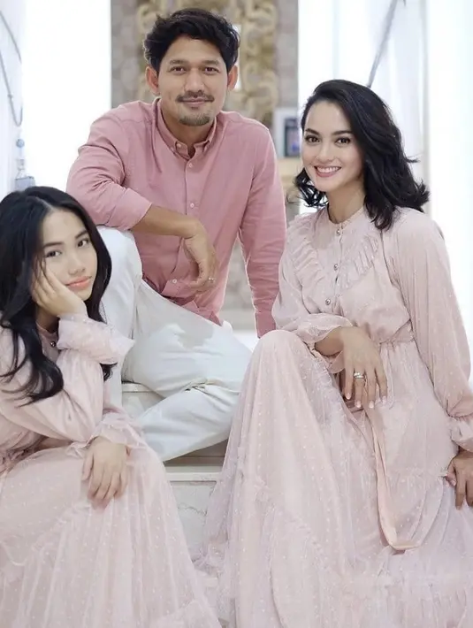 Tampilan gaya memukau juga bisa dicapai dengan model dress yang tertutup. Ia tampil dengan aksen ruffle pada bagian dada. Lengan lonceng juga semakin mengoptimalkan tampilan. [Foto: Instagram. Ririn Ekawati]