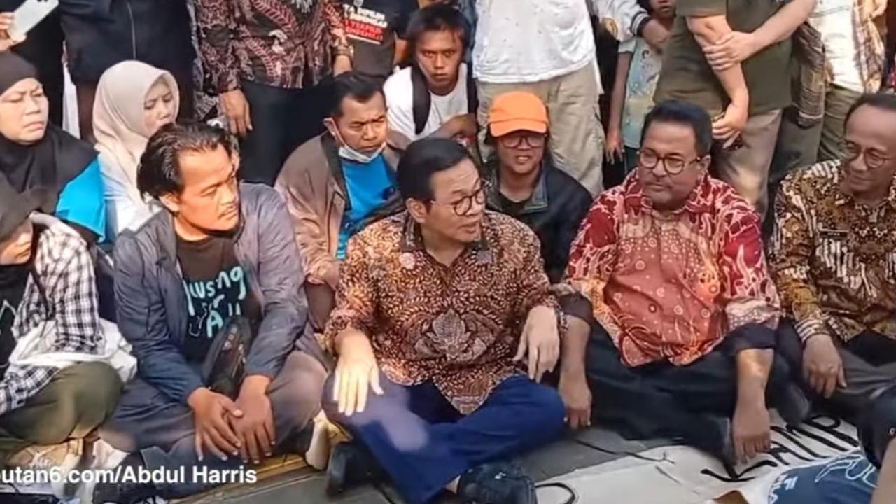 VIDEO: Pramono-Rano Lesehan Duduk di Jalan, Temui Demo Warga Kampung Bayam Bahas Soal Rusun