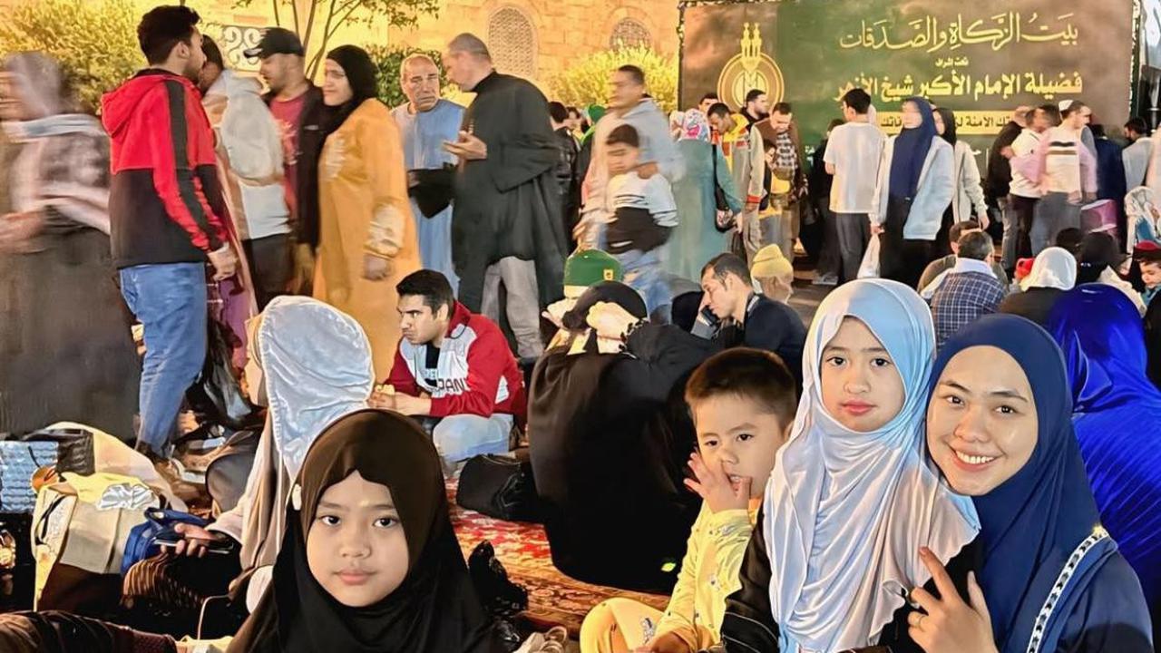 Potret Keluarga Oki Setiana Dewi, Menyambut Malam ke-27 Ramadan di Masjid Al-Azhar Kairo