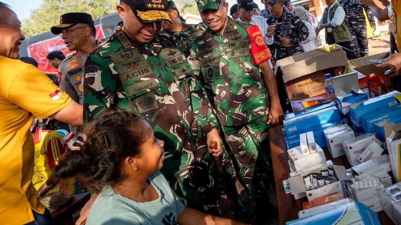 Gerak Cepat Panglima TNI Datangi Korban Erupsi Lewotobi