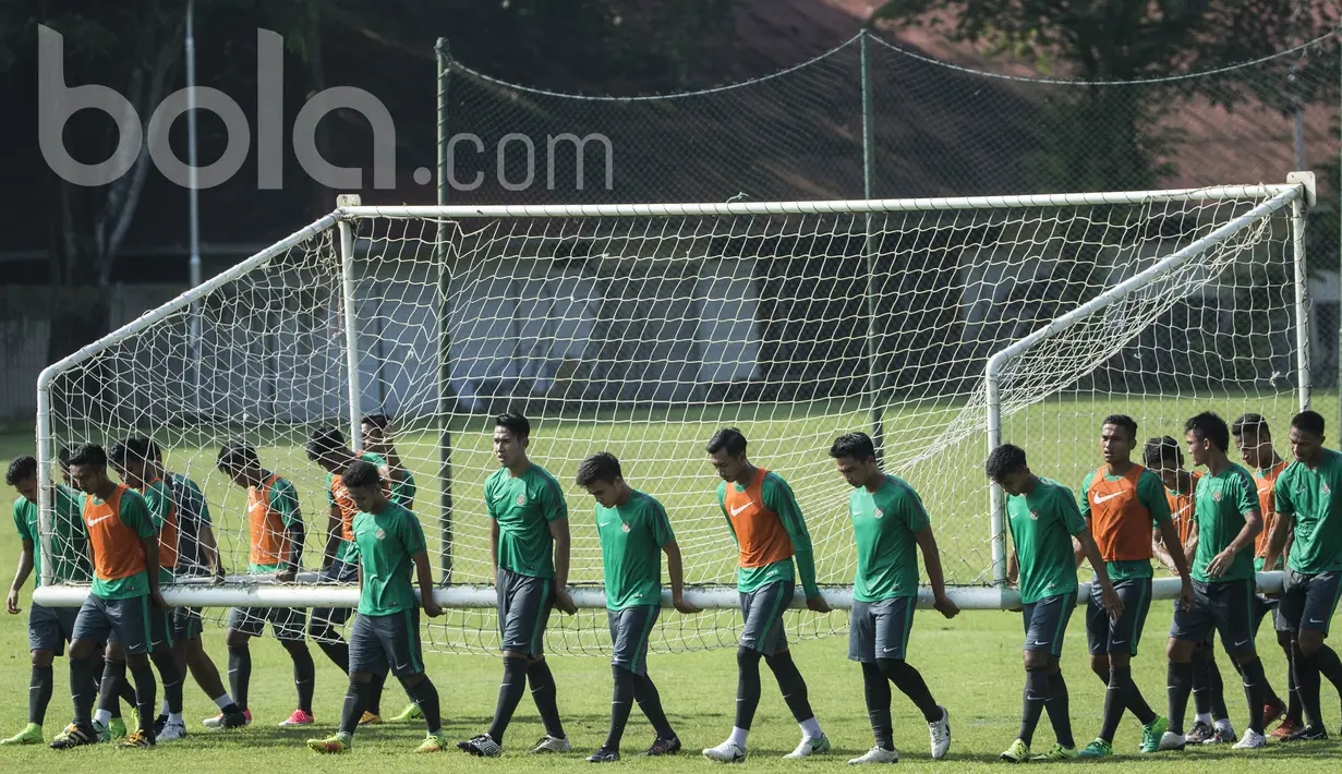 Para pemain Timnas Indonesia U-22 mengangkat gawang saat latihan di Lapangan SPH Karawaci, Banten, Kamis (20/4/2017). (Bola.com/Vitalis Yogi Trisna)