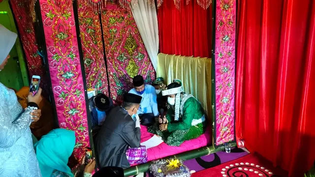 Seorang pemuda di Kolaka Utara, La Ode Mubarak menikah dengan menggunakan mahar saham miliknya di PT Antam Tbk, Selasa (25/5/2021).(Liputan6.com/isitmewa)
