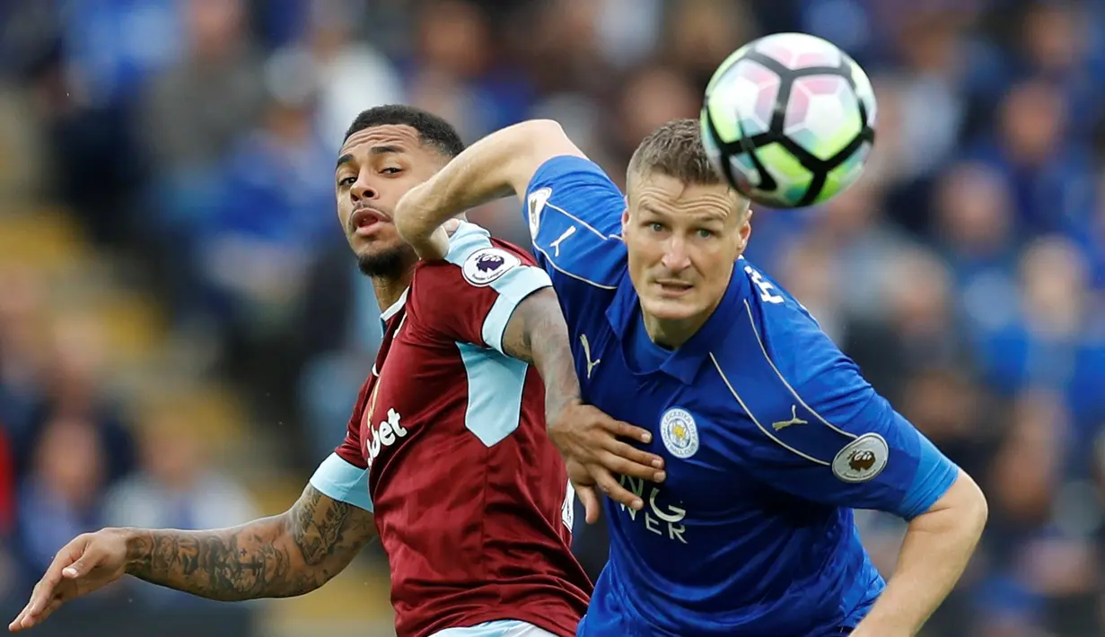 Pemain Leicester City, Robert Huth (kanan), berebut bola dengan pemain Burnley, Andre Gray, dalam laga Premier League di Stadion King Power, Leicester, Sabtu (17/9/2016) malam WIB. (Reuters/Darren Staples)