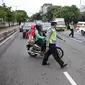 Anggota Polantas menggelar Operasi Zebra Jaya di jalan Letjen Suprapto, Jakarta, Selasa (7/11). Sejauh ini, total ada 55.457 kendaraan yang telah ditilang oleh polisi. (Liputan6.com/Faizal Fanani)