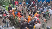 Tim SAR gabungan berhasil mengevakuasi seorang pendaki Gunung Marapi yang terjebak erupsi. (Liputan6.com/ Novia Harlina)