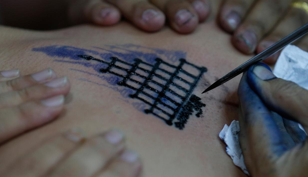 Tato  tampak berbentuk candi di Wat Bang Phra, Nakhon Pathom, Thailand , (18/3). Tato yang mereka dapat di sini bukanlah tato biasa tetapi tato yang mempunyai kekuatan mistis. (REUTERS / Chaiwat Subprasom)