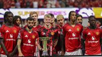 Para pemain Manchester United berpose dengan trofi Summer Series usai pertandingan Premier League Summer Series melawan Everton, Senin,&nbsp;4 Agustus 2025, di Atlanta. (AP Photo/Colin Hubbard)