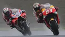 Pebalap Ducati, Andrea Dovizioso dan pebalap Repsol Honda, Marc Marquez, saat balapan MotoGP Jepang di Sirkuit Motegi, Minggu (15/10/2017). Andrea Dovizoso menyelesaikan balapan dengan catatan waktu 47 menit 14,236 detik. (AP/Shizuo Kambayashi)