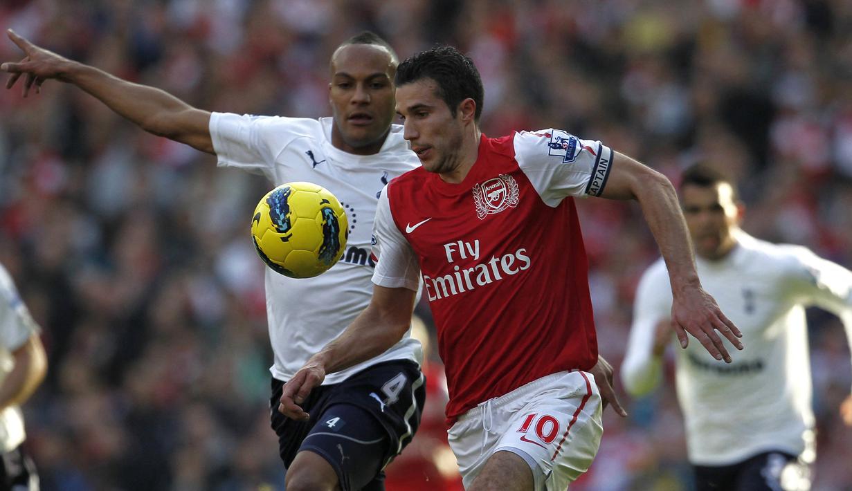 Robin van Persie menjadi nama yang paling dibenci pendukung Arsenal pada musim 2011/2012 walaupun menrohkan 30 gol untuk klub. Musim berikutnya ia pindah ke Manchester United dan memenangkan gelar Liga Inggris. (AFP/Ian Kington)