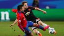 Pemain CSKA, Zoran Tosic (kiri), berebut bola dengan pemain MU, Daley Blind, dalam lanjutan Grup B Liga Champions di Stadion Arena Khimki, Moscow, Rusia, Kamis (22/10/2015) dini hari WIB. (Action Images via Reuters/Andrew Boyers)