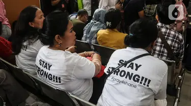 Para emak-emak kompak mengenakan kaos putih dipadu celana panjang hitam. Di bagian belakang kaos terlihat tulisan 'Stay Strong !!! dilengkapi tagar #pray4shane'. (Liputan6.com/Johan Tallo)