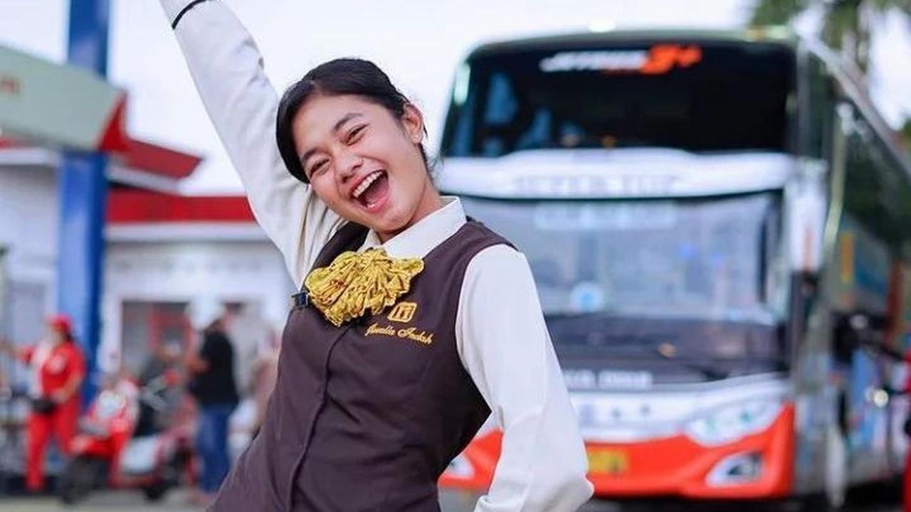 adalah seorang pramugari yang bekerja di bus Rosalia Indah