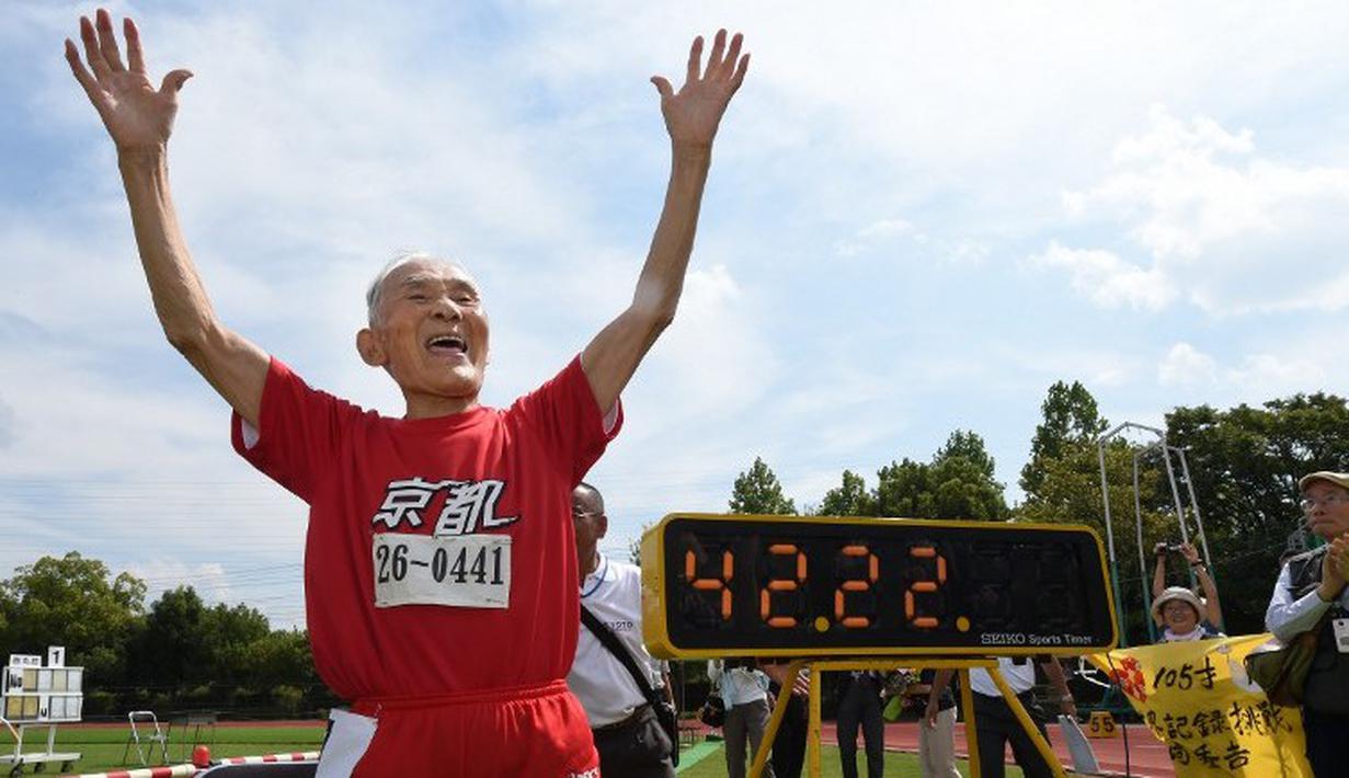 Hidekichi Miyazaki, 105 tahun, mencatat waktu 42,22 detik di nomor lari 100m Kyoto Masters Autumn Competiton di Kyoto, Jepang, Rabu (23/9/2015). (AFP Photo/Toru Yamanaka)