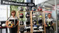 Helm Arai yang dijual khusus untuk pasar nasional telah dilengkapi embos logo Standar Nasional Indonesia (SNI).(Septian/Liputan6.com)