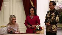 Presiden Jokowi (kanan) didampingi Ibu Negara Iriana Joko Widodo (tengah) menerima kunjungan Ratu Kerajaan Belanda Maxima (kiri) di Istana Merdeka, Jakarta, Kamis (1/9). (Liputan6.com/Faizal Fanani)