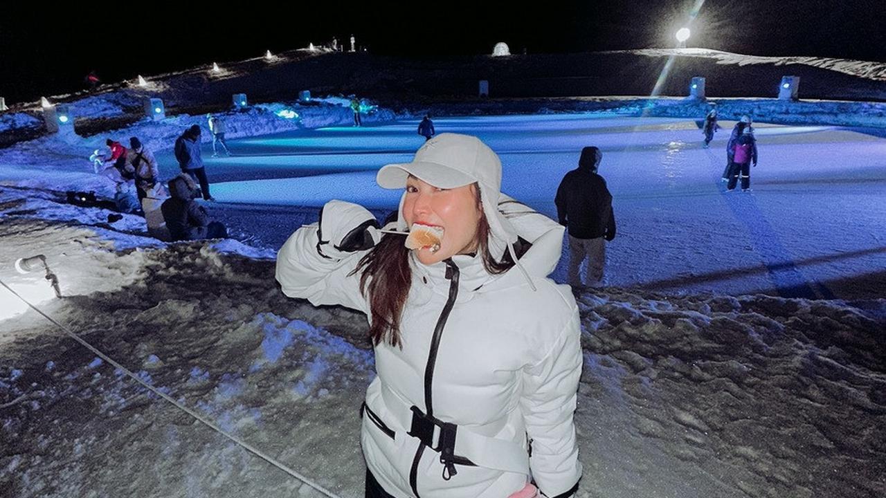 7 Potret Ayu Dewi dan Keluarga Kunjungi Desa Es Saat Liburan di Jepang, Penuh Keseruan Meski Tak Tahan Dinginnya Suhu Minus