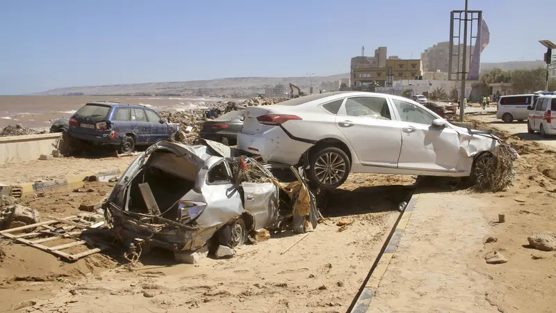 Jungkir Balik Mobil Tersapu Banjir Dahsyat di Libya