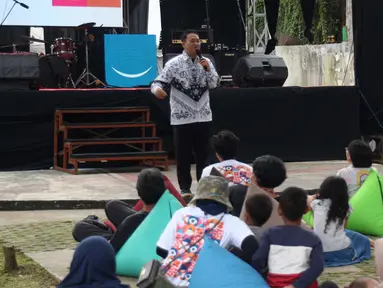 Pengunjung menikmati acara Gebyar Ekraf di Bogor Creative Center, Kota Bogor, Minggu (11/12/2022). Gebyar Ekonomi Kreatif menjadi sarana masyarakat mengeksplor produk kreatif dan melihat karya seniman lokal asal Bogor. (Liputan6.com/Magang/Aida Nuralifa)