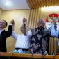 Pimpinan baru KPK Taufiequrachman Ruki , Johan Budi SP dan Indriyanto Seno Adji  bersama Wakil Ketua KPK Zulkarnen dan Adnan Pandu Pradja  melakukan salam komado usai konferensi pers di Gedung KPK, Jakarta, Jumat (20/2). (Liputan6.com/Andrian M Tunay)