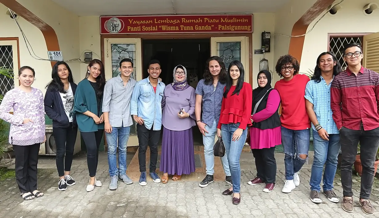 Kesedihan lantaran para pemain sinetron tersebut mendengar kisah sedih anak berusia 2 tahun hingga 42 tahun yang menghuni panti. Mereka kebanyakan dititipkan oleh orang tuanya yang tidak mampu. (Bambang E Ros/Bintang.com)