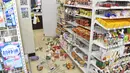 Produk berserakan di toko serba ada setelah gempa bumi di Fukushima, Jepang utara, Rabu (16/3/2022). Gempa kuat Magnitudo 7,3 mengguncang lepas pantai Fukushima di Jepang utara pada hari Rabu (16/3), memicu peringatan tsunami. (Kyodo News via AP)