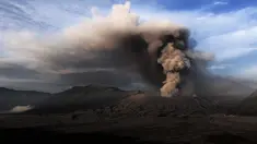 Abu vulkanis menyembur dari Gunung Bromo, Probolinggo, Jawa Timur, Rabu (13/7). PVMBG menetapkan status Gunung Bromo masih berada pada level Waspada sehingga pengunjung tidak dibolehkan memasuki kawasan dalam radius 1 km dari kawah aktif. (BAY Ismoyo/AFP)