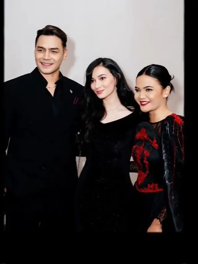 6 Potret Jonas Rivanno dan Asmirandah di Gala Premiere Film Gereja Setan