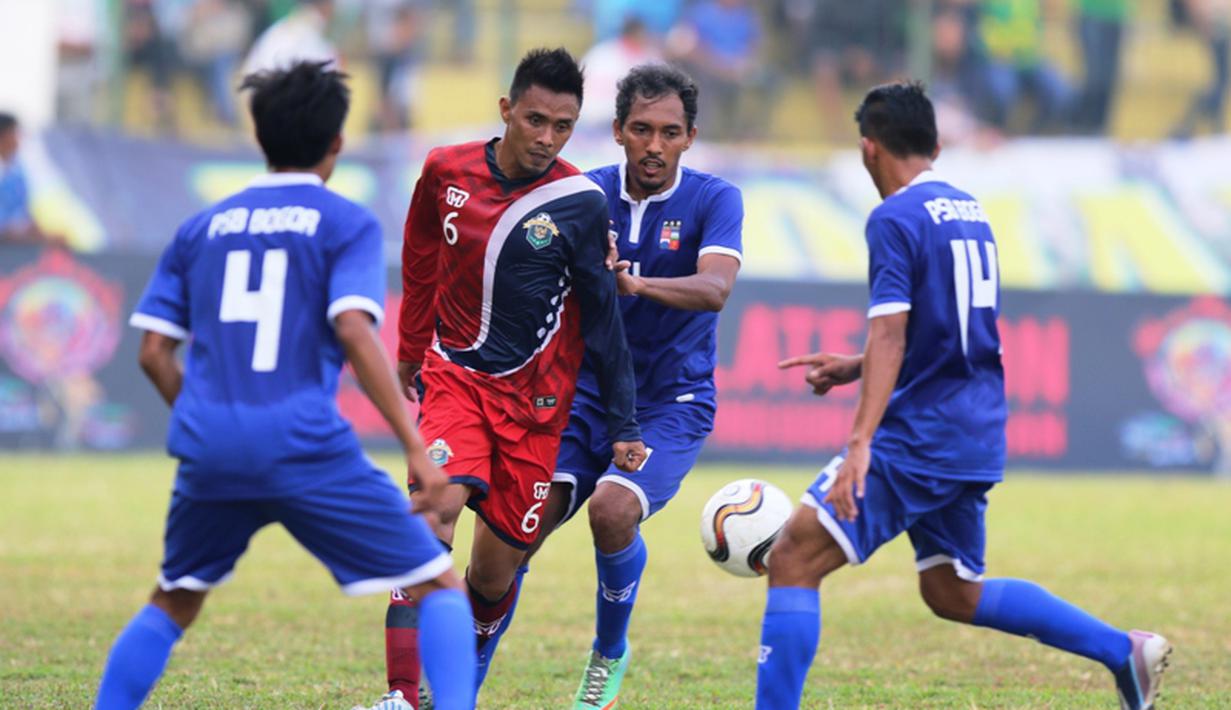 Maman Abdurrahman harus dijaga tiiga pemain PSB. (Bolacom/Arief Bagus)