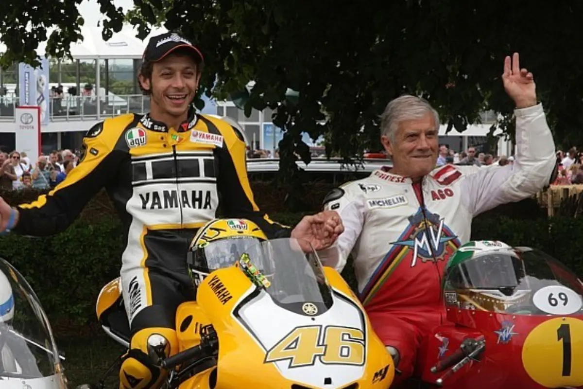 Valentino Rossi (kiri) dan Giacomo Agostini.