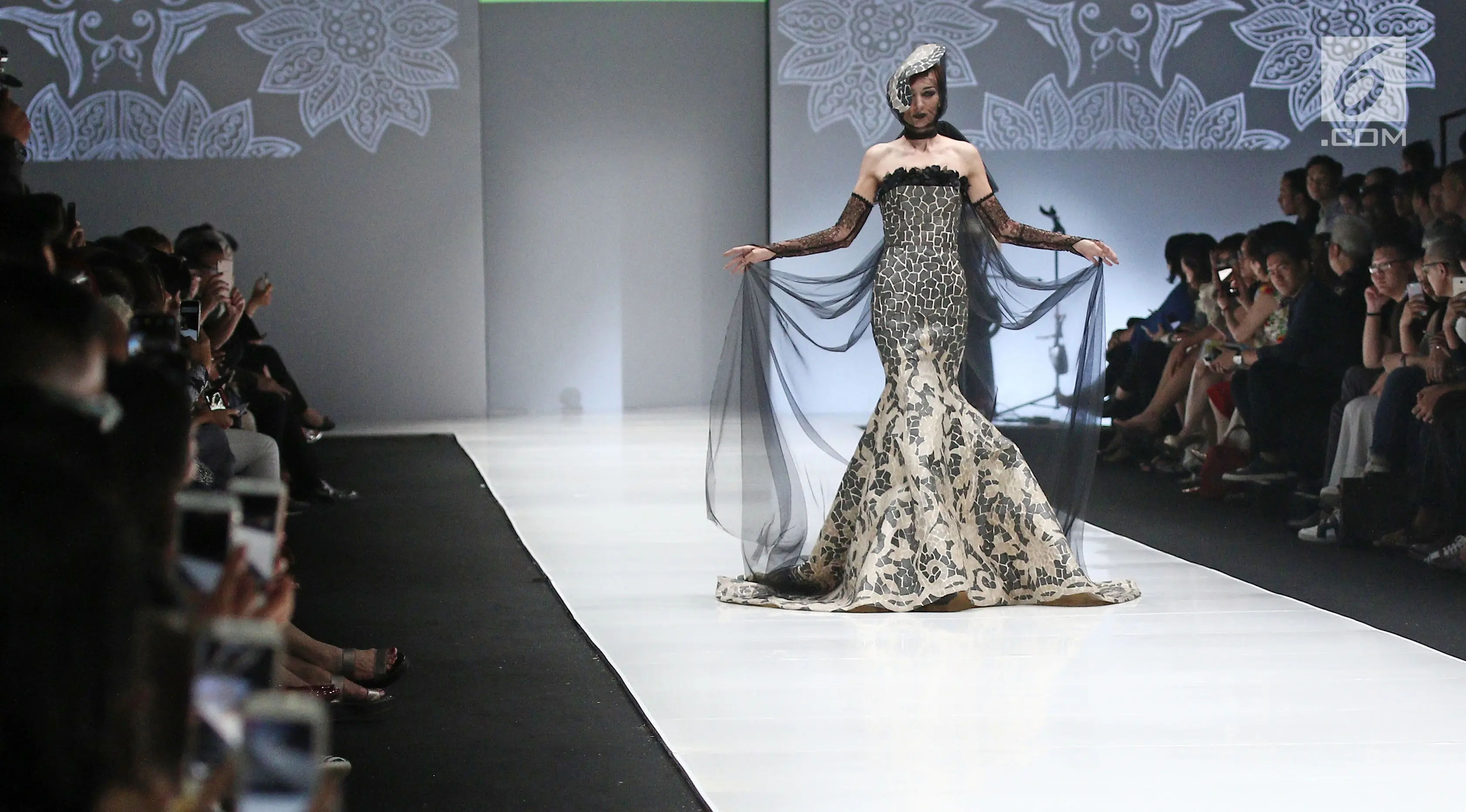 Model berpose diatas catwalk membawakan rancangan Sebastian Gunawan saat pembukaan Jakarta Fashion Week 2018 di Senayan City, Jakarta, Sabtu (21/10). (Liputan6.com/Herman Zakharia)