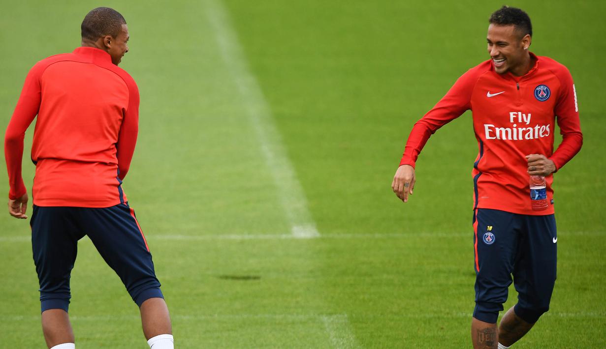 Pemain baru Paris Saint-Germain, Kylian Mbappe dan Neymar Jr saat latihan bersama di Paris, Rabu (6/9/2017). Striker 18 tahun tersebut menjalani latihan perdananya bersama armada Les Parisiens. (AFP/Franck Fife)