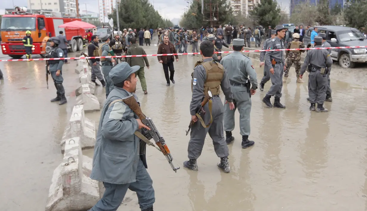 Petugas keamanan setempat berjaga di sekitar lokasi bom bunuh diri di Kabul, Afghanistan (15/11). Pejabat setempat mengatakan delapan petugas keamanan, termasuk seorang komandan polisi senior tewas dalam serangan tersebut. (AP Photo/Rahmat Gul)