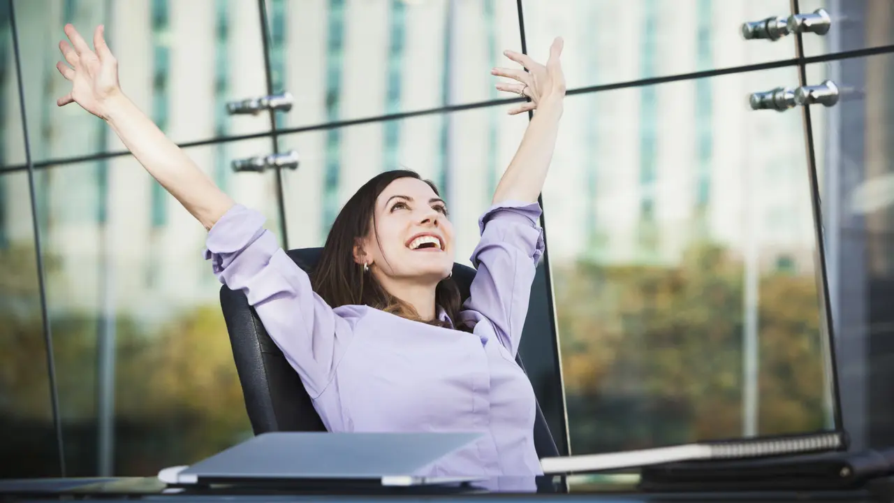 4 Langkah Agar Bahagia Saat di Kantor